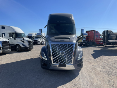 Volvo VNL64T860 truck front view showing chrome grille and headlights.