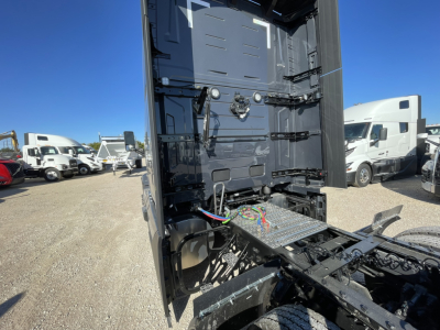 Volvo VNL64T860 tractor rear showing wiring harness and chassis with sleeper cab attachment and rear vertical panel.