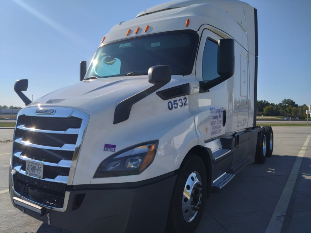 Truck engine bay area showing Freightliner Cascadia 2020 with VIN 3AKJHPDV6LSLF0532. Sleeper cab conventional truck, front grille, headlights, side mirrors, and door number 0532 visible.