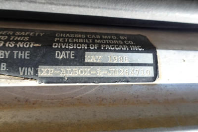 Plate showing Peterbilt Motors Co., Division of PACCAR Chassis Cab Mfg. Co. date May 1988 and VIN 1XP-ALB0X-1-JN264710.