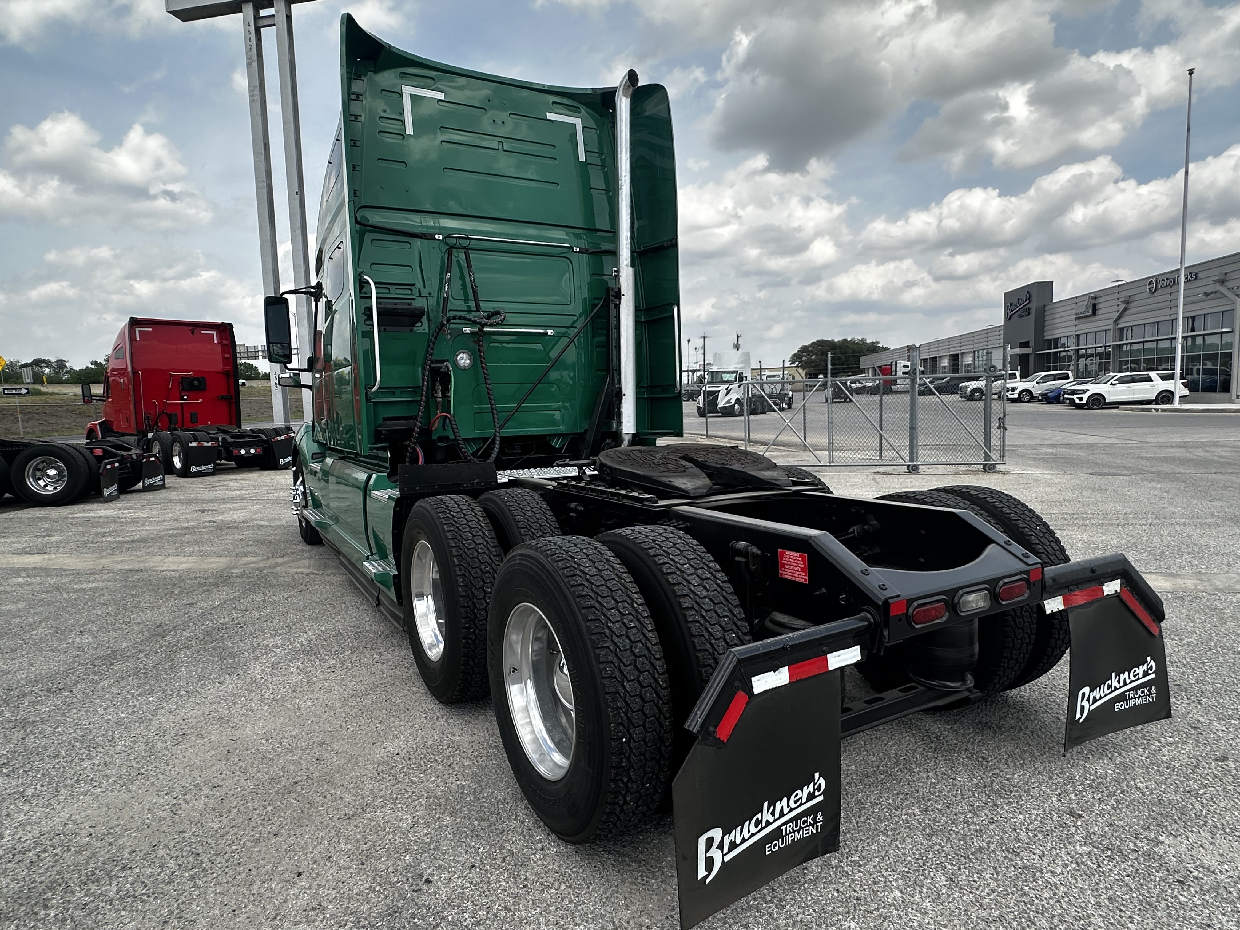2021 Volvo VNL64T760