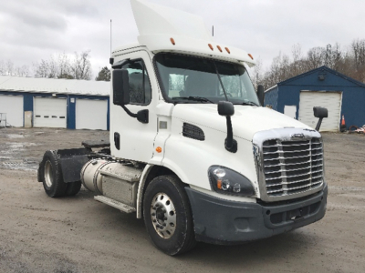 Semi truck 2018 Freightliner Cascadia 113 in view showing front grille, cab, and wheels with stock number 550401.