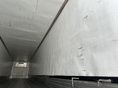 Trailer interior showing aluminum walls and ribbed floor of a used 2018 Utility 3000R reefer trailer interior with a rear cargo door.