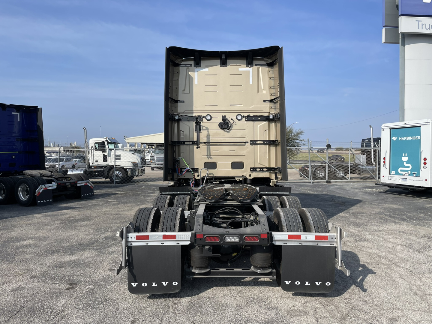 Volvo VNL64T860 sleeper cab rear view showing fifth wheel and dual rear axles with mud flaps marked VOLVO.