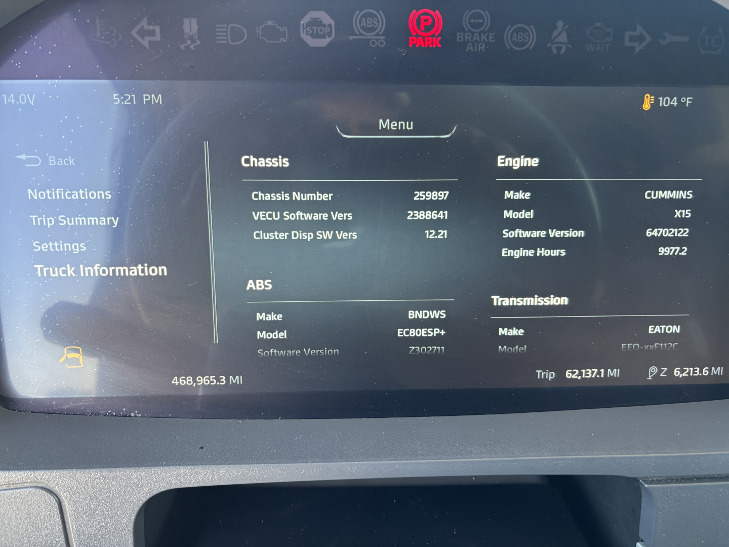 Dashboard screen showing truck information: Chassis, Engine, ABS, and transmission details for a 2023 Kenworth T680; includes Make Cummins, Model, Software Version, Trip data.