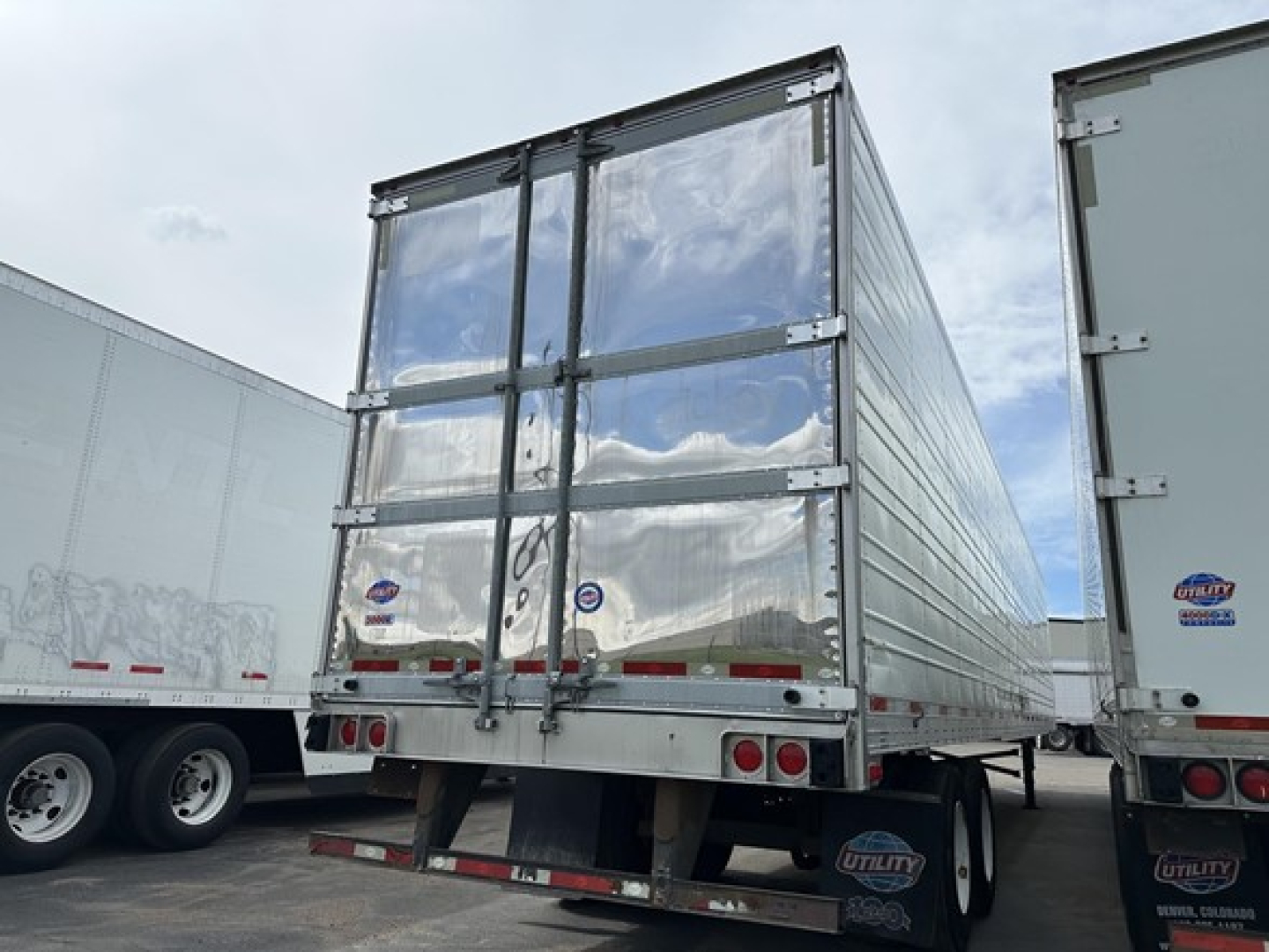 Trailer rear view of a 2018 Utility 3000R refrigerated trailer showing doors, hinges, and reflectors.