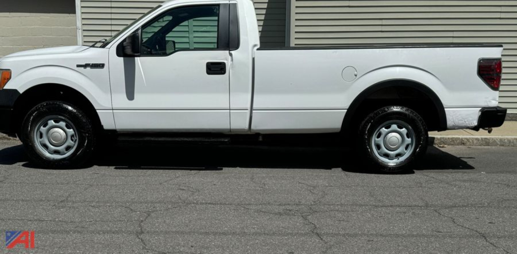 Ford F-150 pickup truck side profile, white, two-door regular cab with long bed, 2013 model year.