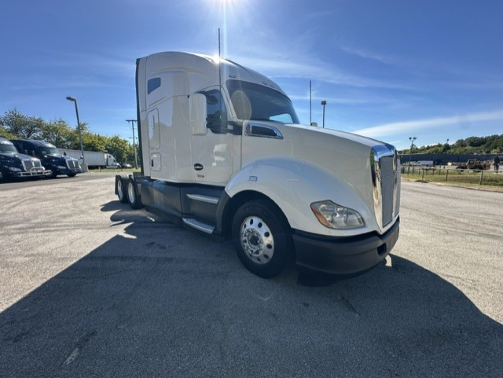 Kenworth T680 highway truck front-left view showing white cab and sleeper with stock number 0631709 and VIN 1XKYDP9X0NJ134576.
