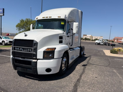 White 2020 Mack Anthem conventional sleeper truck with grille and cab, front view, shows Mack logo on grille and headlights