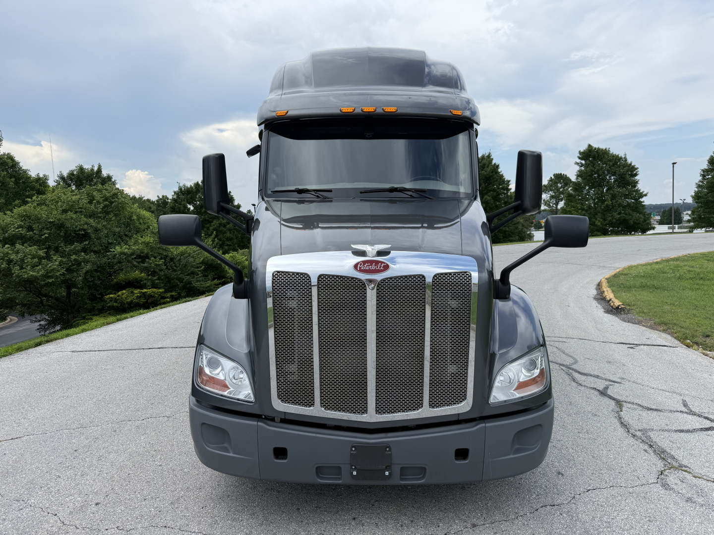 Peterbilt 579 front view showing bold grille, large headlights, and upright mirrors.