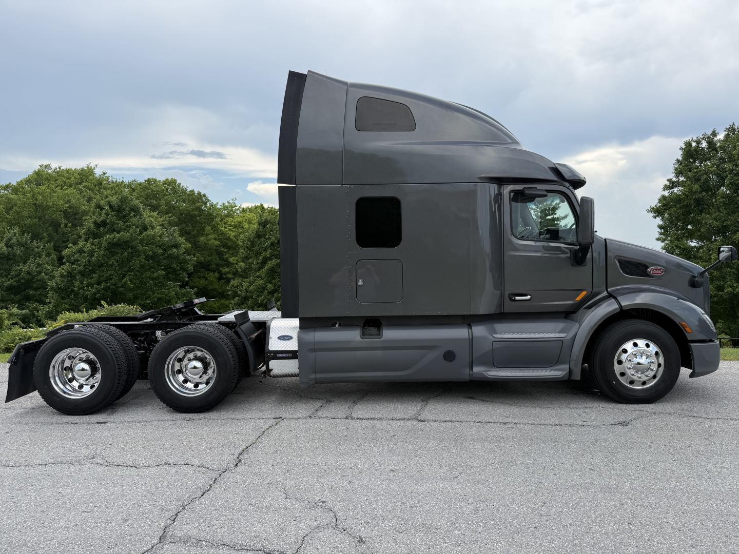 Peterbilt 579 truck side profile showing sleeper cab and rear wheels.
