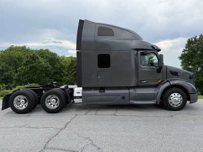 Peterbilt 579 truck side profile showing sleeper cab and rear wheels.