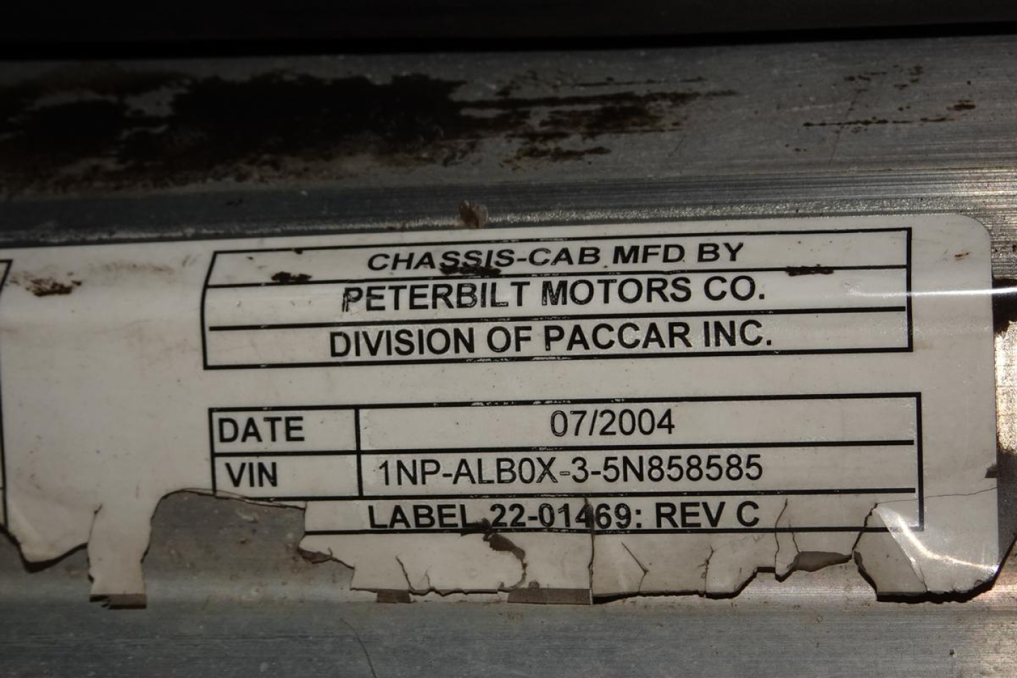 Chassis cab MFD BY Peterbilt Motors Co Division of Paccar Inc. Date 07/2004 VIN 1NP-ALBOX-3-5N858585 Label 22-01469: Rev C.