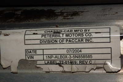 Chassis cab MFD BY Peterbilt Motors Co Division of Paccar Inc. Date 07/2004 VIN 1NP-ALBOX-3-5N858585 Label 22-01469: Rev C.