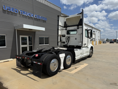 Volvo VNL300 2019 truck in service condition parked beside a building with 'USED TRUCK CENTER' sign.