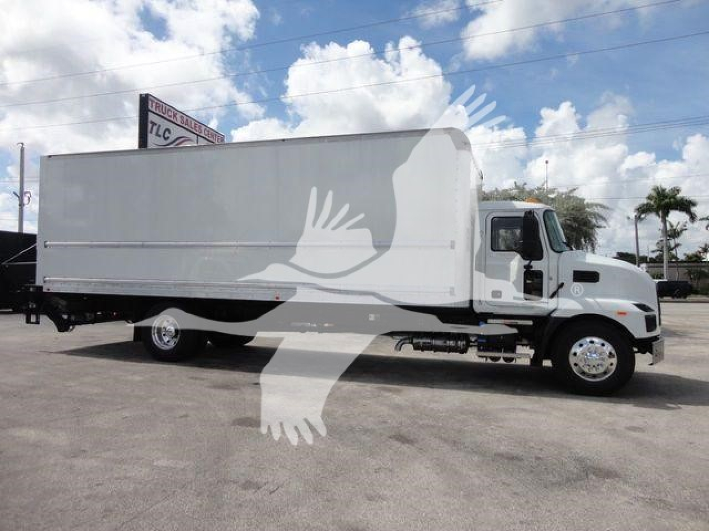 Box truck with a white Mack MD6 cargo box and cab, side view.