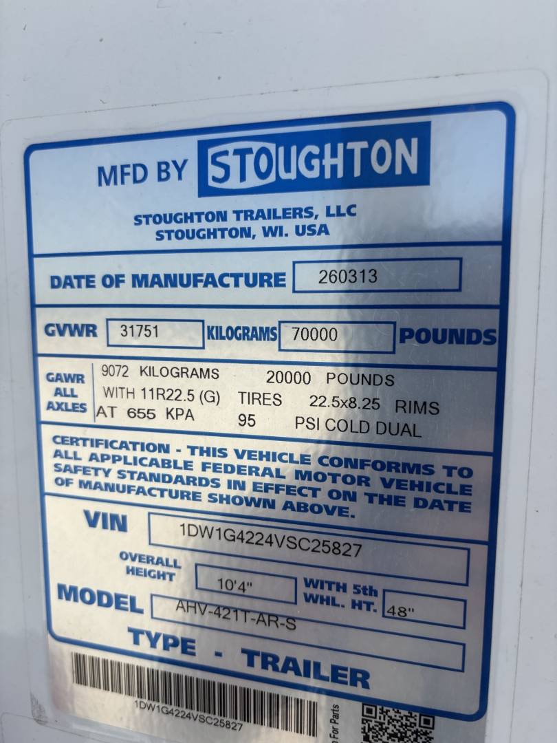 Stoughton trailer data plate showing MFD BY STOUGHTON with GVWR 31751 kg (70000 lb), GAWR 9072 kg (20000 lb) all axles, tire size 22.5x8.25 RIMS, VIN 1DW1G4224VSC25827, model AHV-421T-AR-S, date of manufacture 260313.