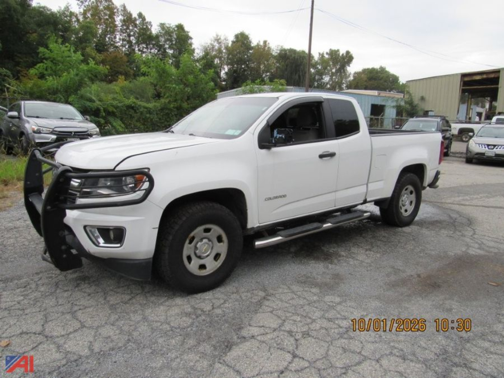 White 2016 Chevrolet Colorado pickup truck, extended cab, with black grille guard and running boards, VIN 1GCHSBEA9G1289376 visible on listing.