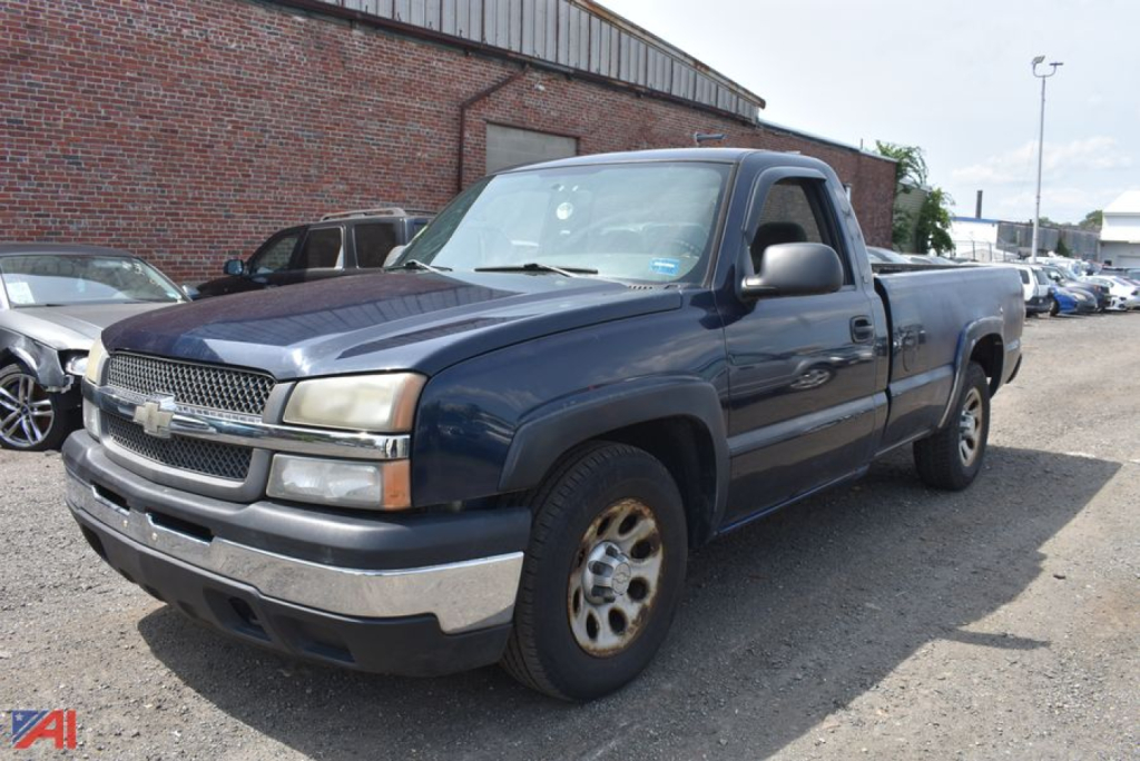2005 Chevrolet Silverado 1500 pickup truck (parts only) in blue, front three-quarter view, standard cab with long bed.