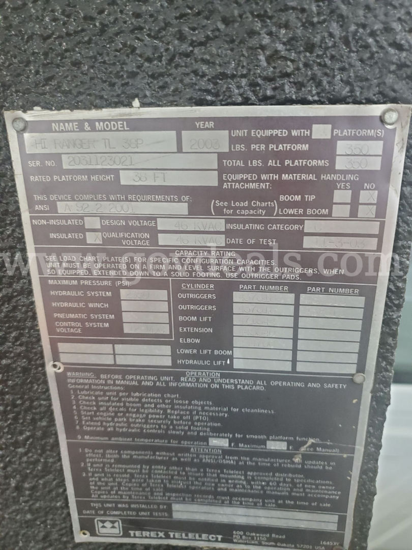 Plate with technical specifications for a vehicle: Name & Model H L? TOWN? IL 3? Year 2004, unit equipped with lbs per platform, platform details, cylinder counts, hydraulic system, and warnings. Numerous small labels and fields indicating