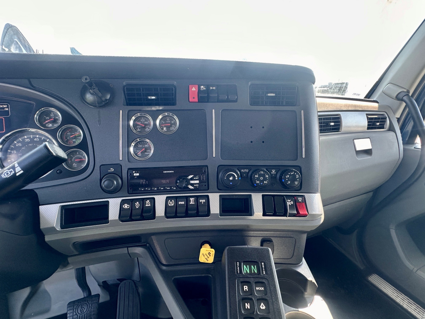 Kenworth T880 dashboard and steering wheel view showing gauges and controls with VIN 1NKZLP0X4MJ413820 on listing
