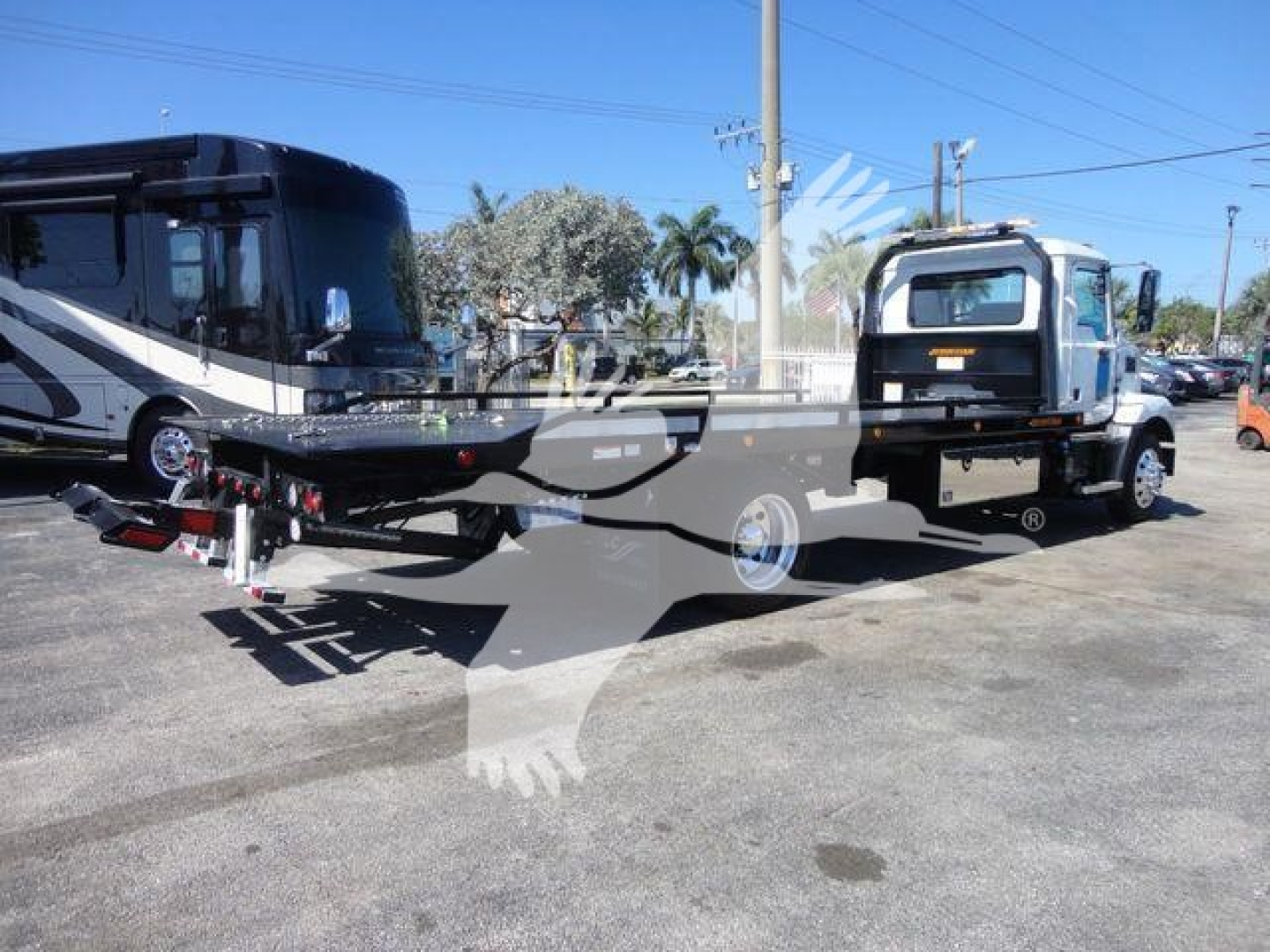 Mack MD6 rollback tow truck with flatbed and tow rig, side view showing wheelbase, cab, and winch area.