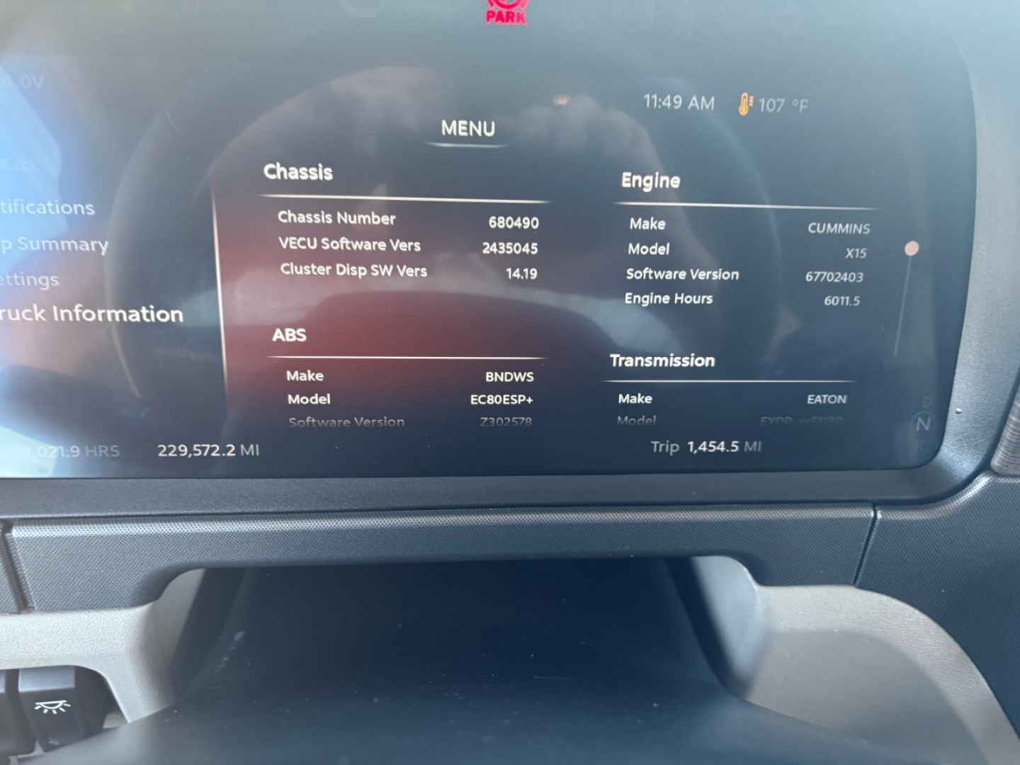 Peterbilt 579 dashboard display showing chassis and engine information including Cummins engine details and software versions.