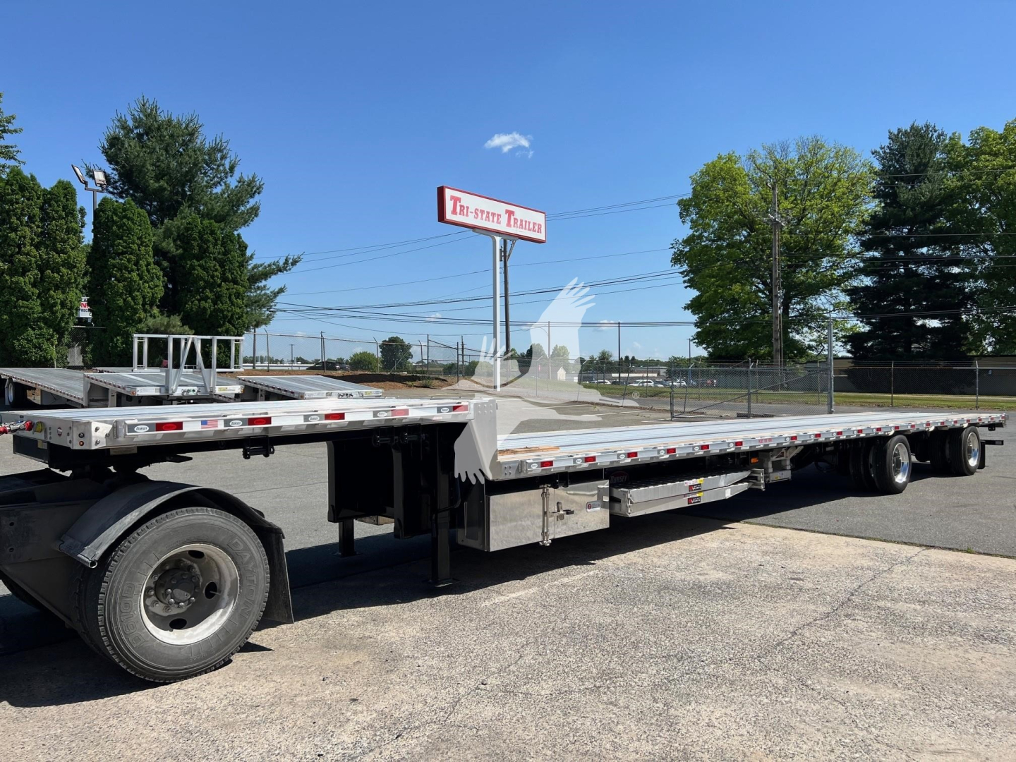 Trailer description showing 2027 Dorsey Combo Drop with Ramp Kit on a long flatbed trailer, VIN 7KYDC5325VED48286, stock VED48286, in a dealership lot.