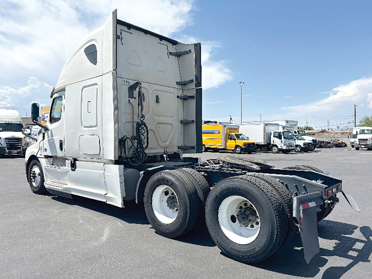 Freightliner Cascadia125/126 tractor rear view showing 3 axles with dual rear wheels and sleeper cab