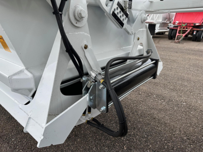 Ranco LW21-40-3 trailer component with hydraulic lines and roller mechanism visible.