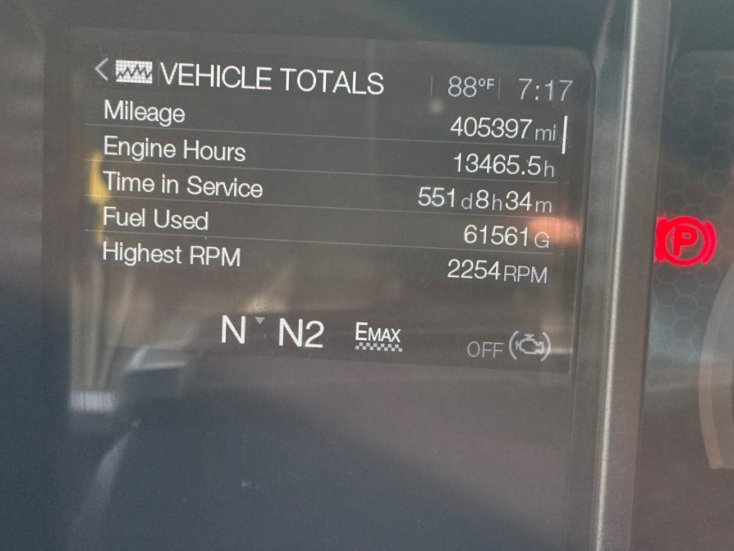 Dashboard display showing Vehicle Totals with mileage 405397 mi, engine hours 13465.5 h, time in service 551d 8h 34m, fuel used 61561 g, highest RPM 2254 RPM, N N2 EMAX OFF.