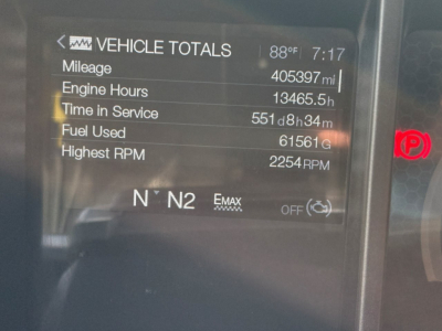 Dashboard display showing Vehicle Totals with mileage 405397 mi, engine hours 13465.5 h, time in service 551d 8h 34m, fuel used 61561 g, highest RPM 2254 RPM, N N2 EMAX OFF.