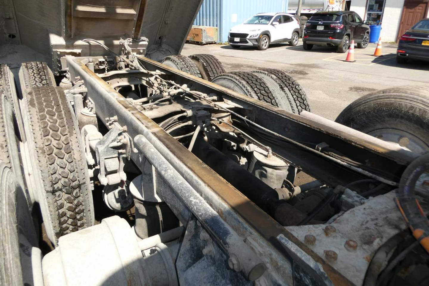 Dually rear chassis of a 2000 Mack RD688S dump truck showing frame, suspension, and drivetrain undercarriage with wheels and tires.