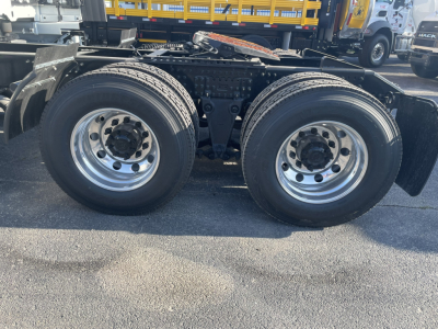Volvo VNL64T860 truck rear wheels and chassis showing dual axles and wheel rims.