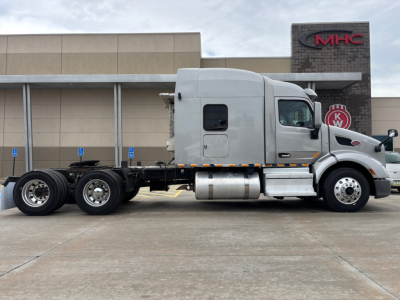 Peterbilt 579 truck chassis side view showing cab, fuel tanks, and dual rear axles.