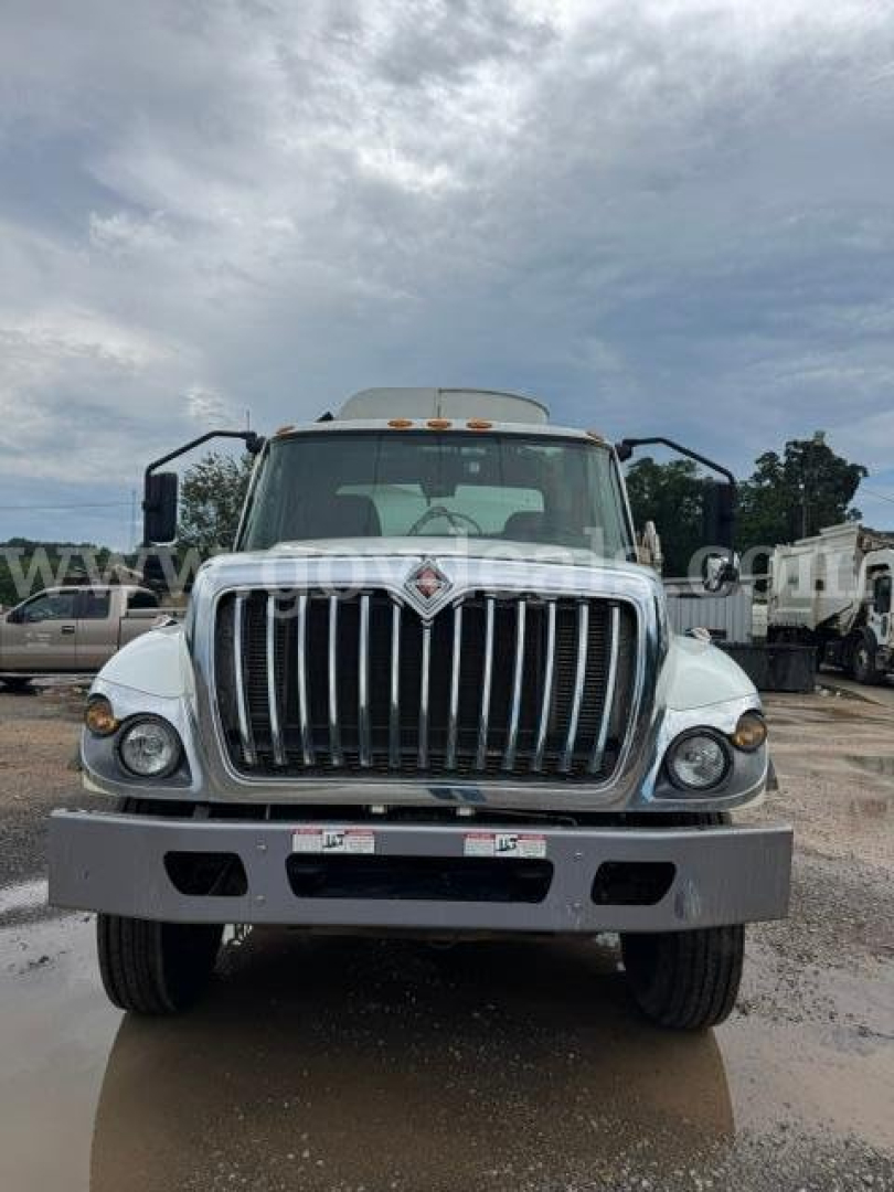 International HV607 front view showing grille, bumper, headlights, and side mirrors