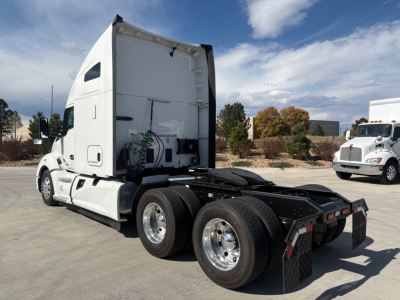 Kenworth T680 2021 sleeper tractor rear view showing drivetrain and dual rear axles.