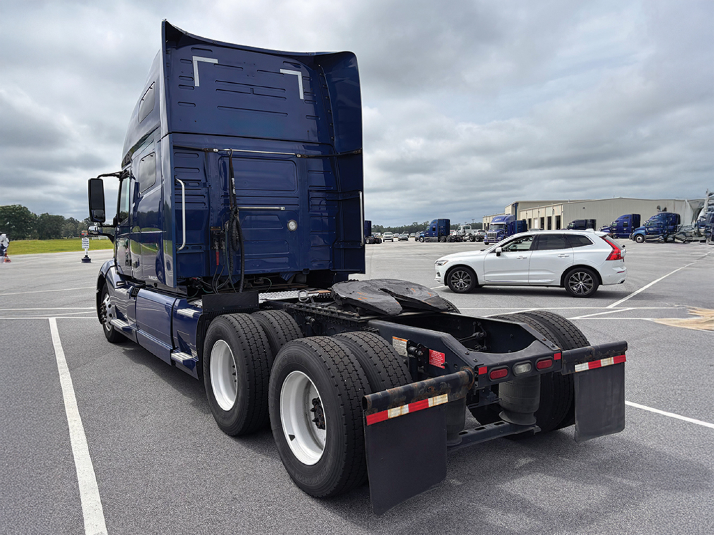 Volvo VNL 760 truck rear view showing fifth wheel and dual rear axles with fenders and mudflaps.