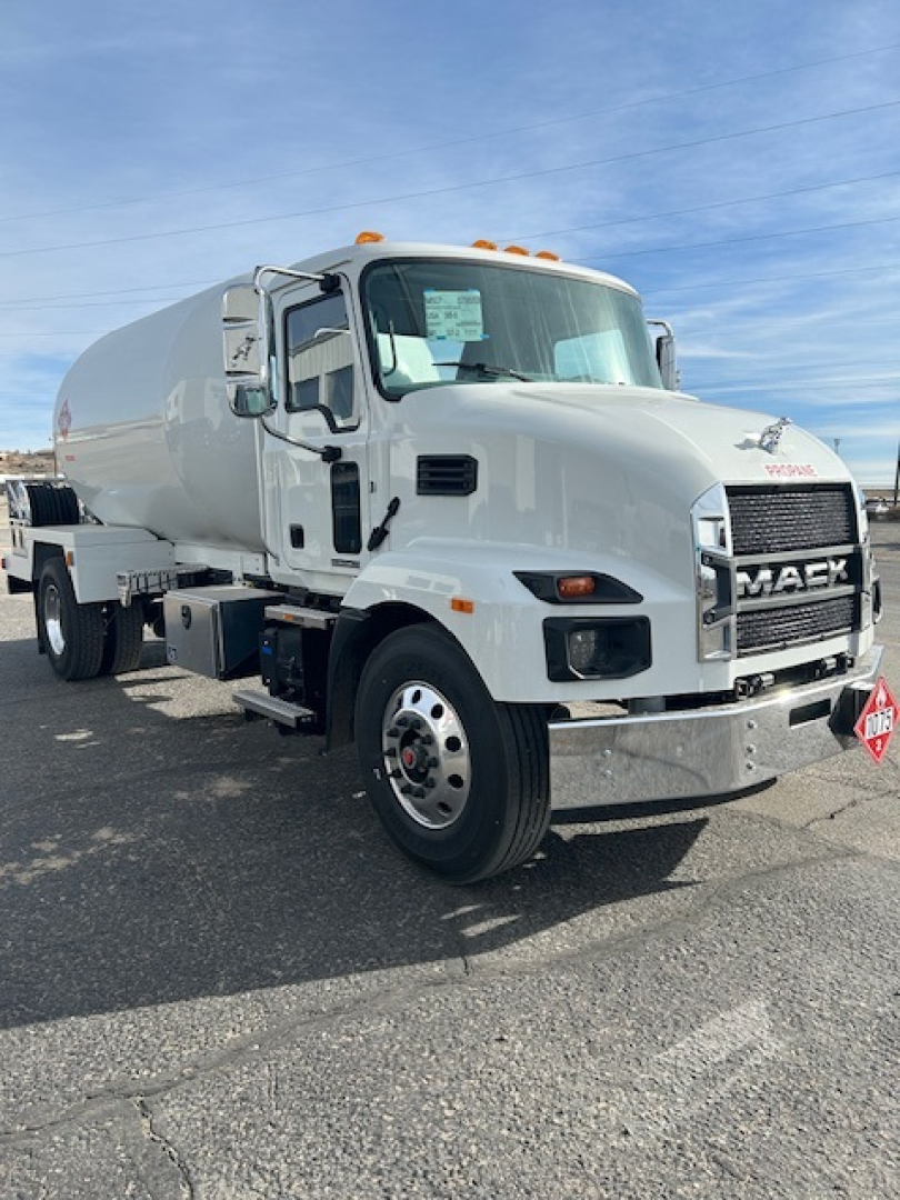MD7 truck front-right view showing fuel tank and wheel, with Mack logo on grille and orange clearance lights