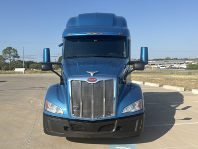 Peterbilt 579 front view showing blue exterior, grille, and headlights.