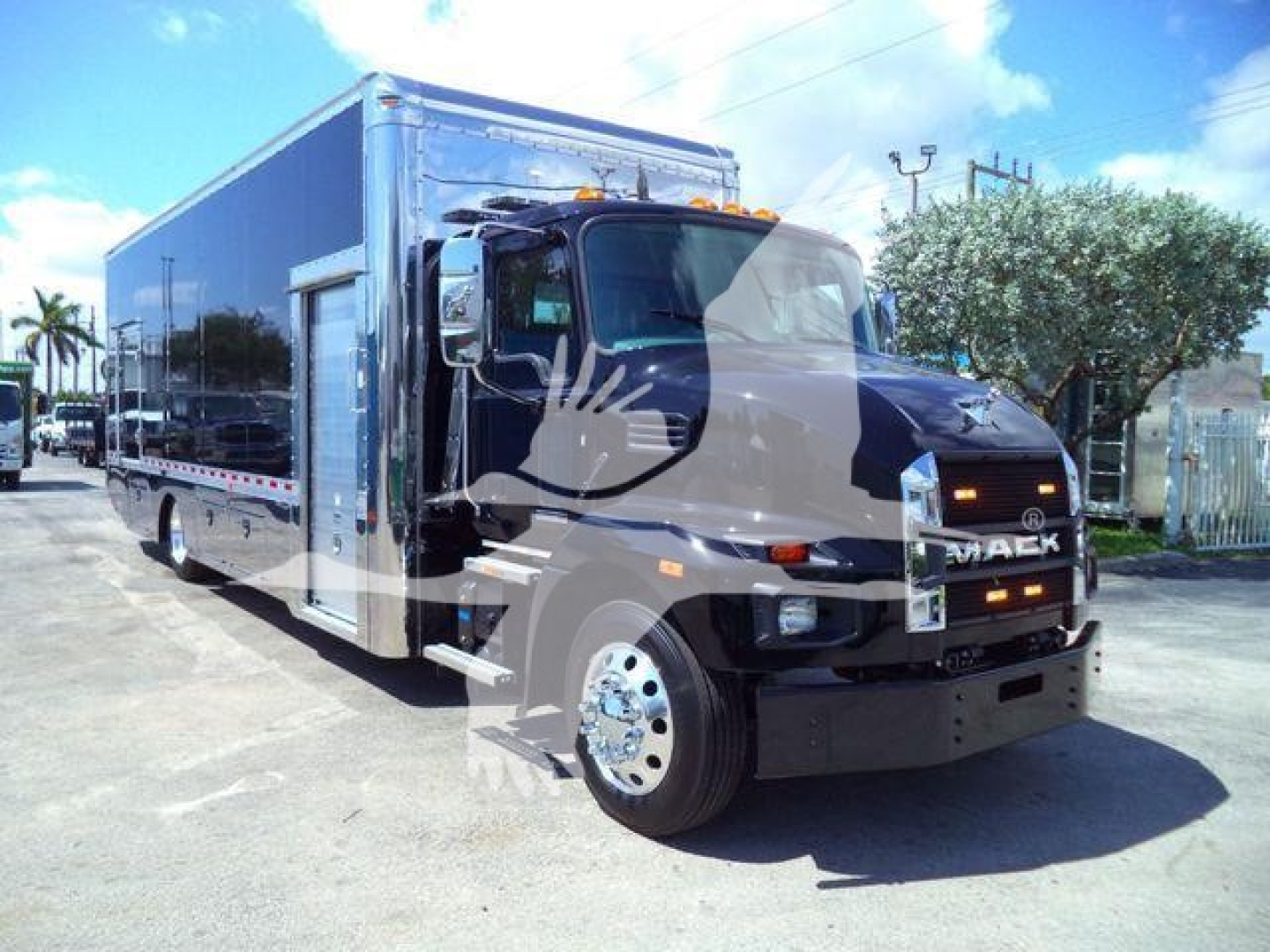 MD6 rollback truck cab and box showing Mack MD6 with tow-box body and chrome wheels.