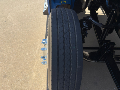 Kenworth T880 wheel and front suspension visible; no legible text высокая on tire or wheel.