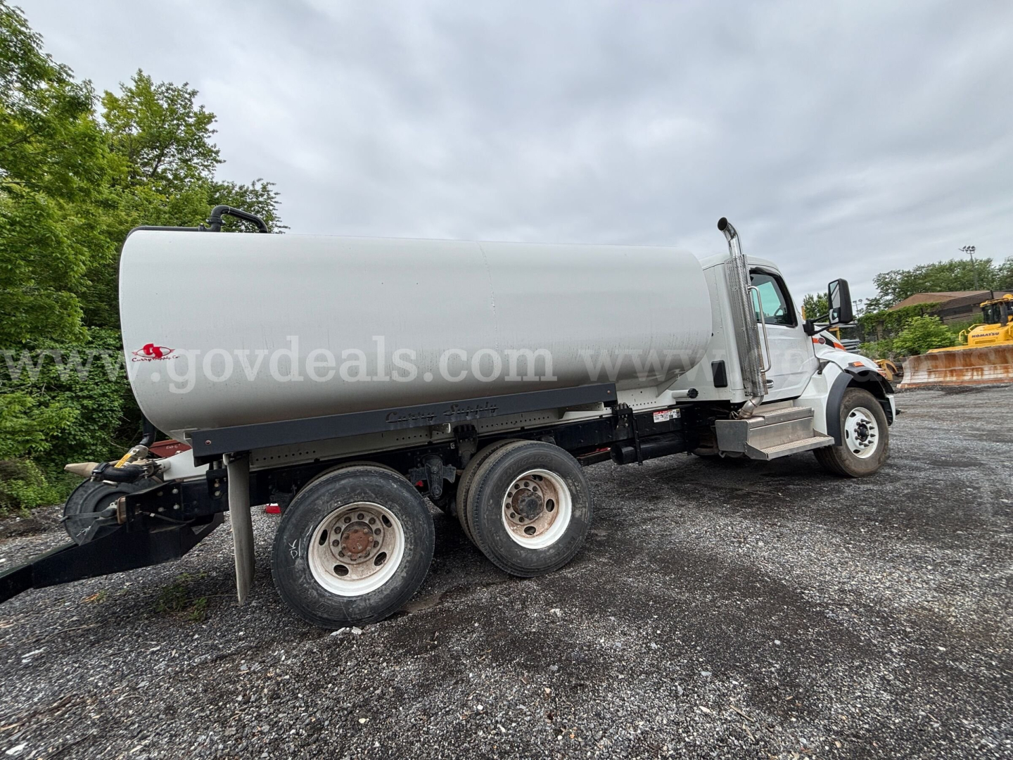 Peterbilt 548 water truck with a 4,000 gallon tank, side view showing tank and chassis.