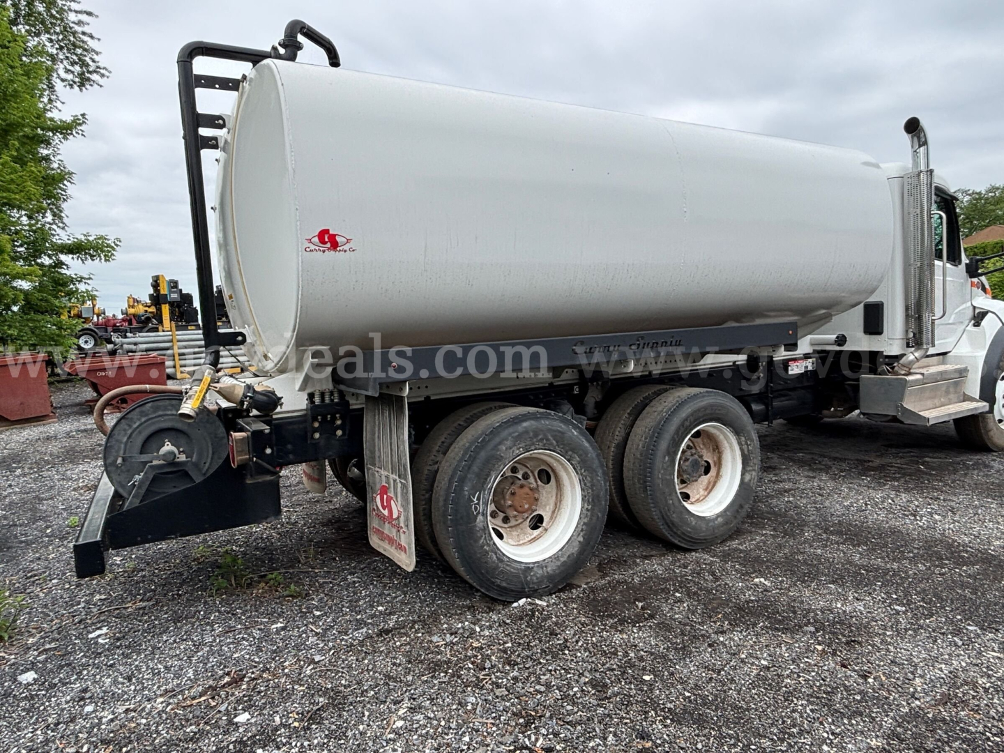 Peterbilt 548 water truck with a 4000 gallon tank, side view showing dual rear axles and tanker with white tank.