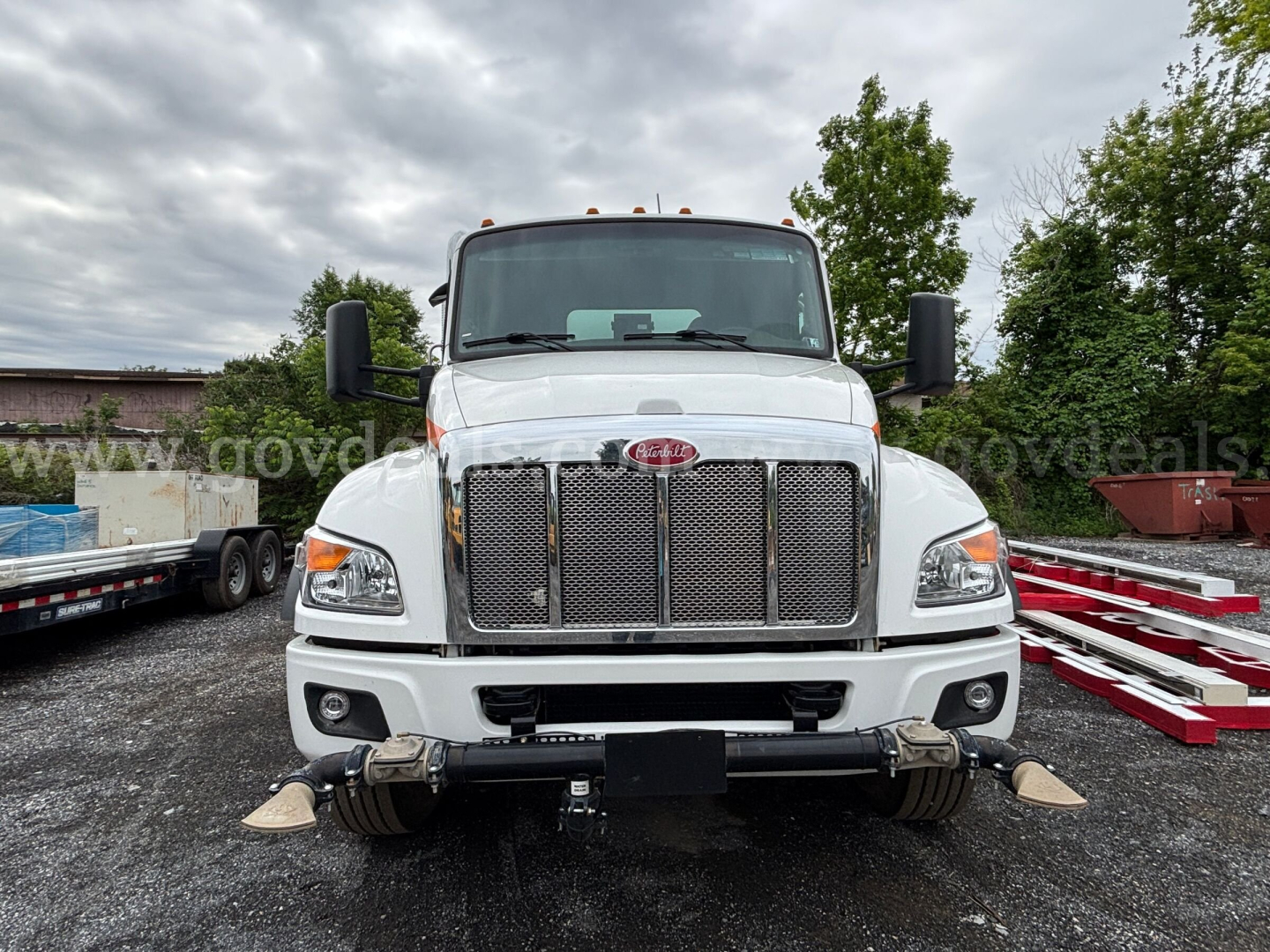 Peterbilt 548 water truck front view showing large chrome grille and 4000 gallon tank