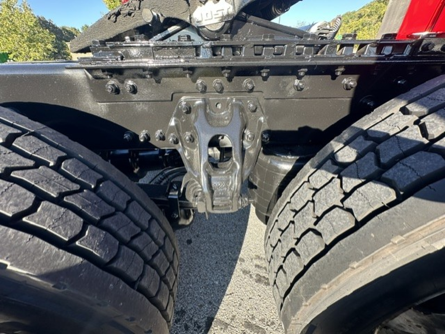 Kenworth T680 rear axle area and fifth wheel hitch mounting bracket visible in truck chassis.