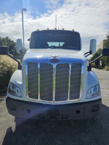 Peterbilt 579 front view showing large grille and bumper with side mirrors