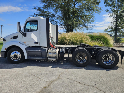Peterbilt 579 tractor in side view showing cab and chassis with 6-wheel rear configuration.