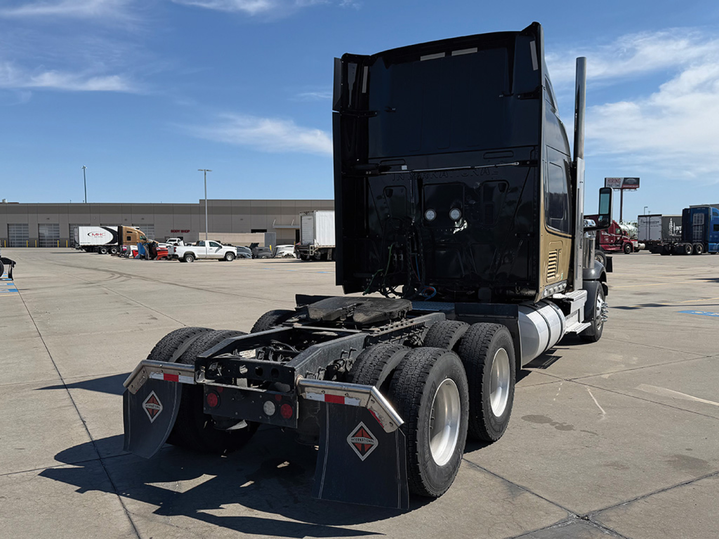 5th wheel tractor rear view showing tandem axles and sleeper cab of a 2022 International LoneStar truck.