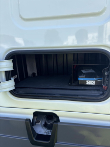  Freightliner Cascadia sleeper truck exterior showing engine battery in side compartment behind hatch.